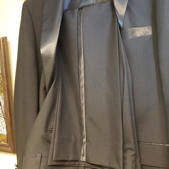 Tuxedo - Picture 13 of 16